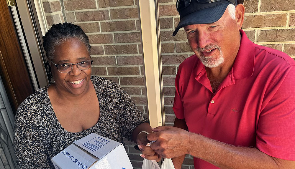 meals-on-wheels-delivery Dee with volunteer